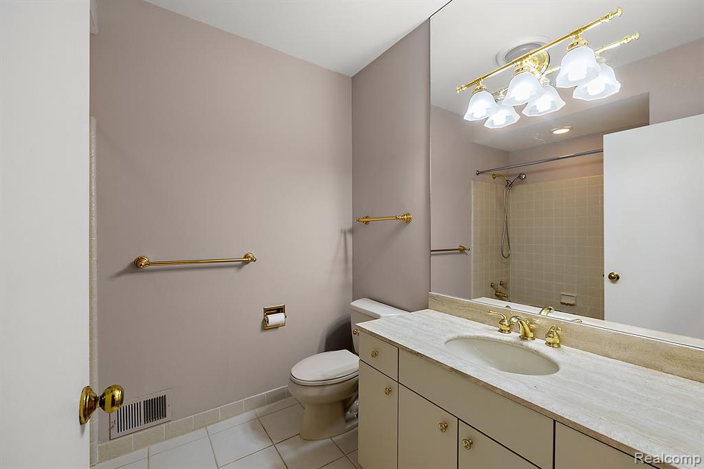 2401 HICKORY GLEN Drive, Bloomfield Hills, MI 48304 — Photo 26
