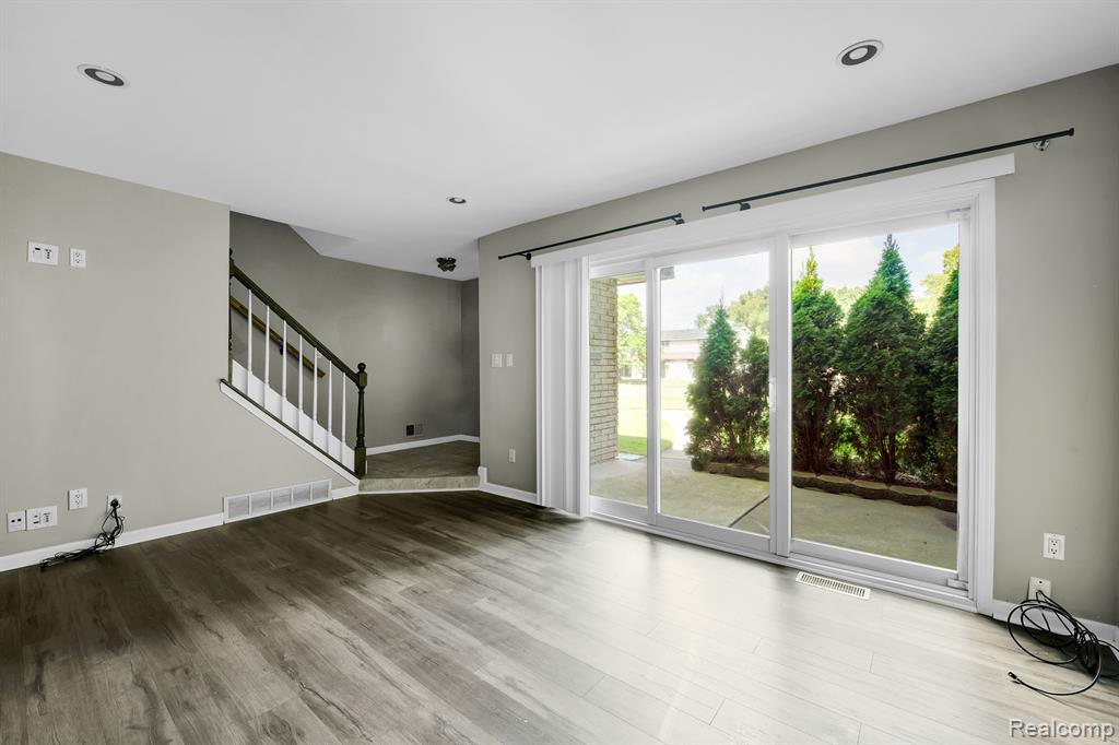8232 KARAM Boulevard, 4, Warren, MI 48093 — Photo 9