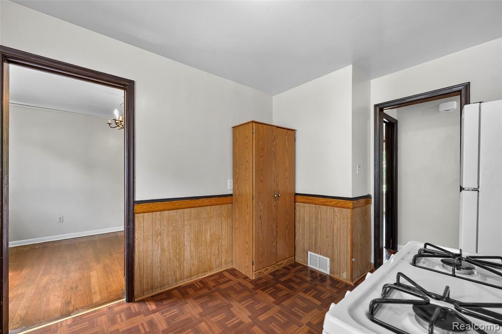 8630 N Evangeline Street, Dearborn Heights, MI 48127 — Photo 16