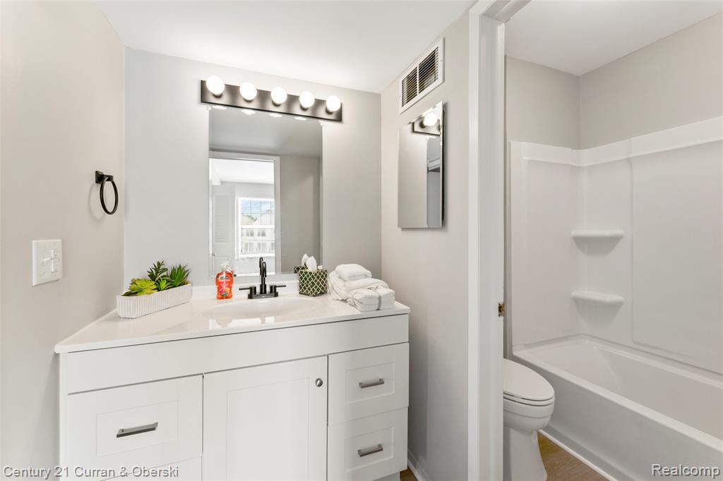 841 Bloomfield Village Boulevard, F, Auburn Hills, MI 48326 — Photo 13
