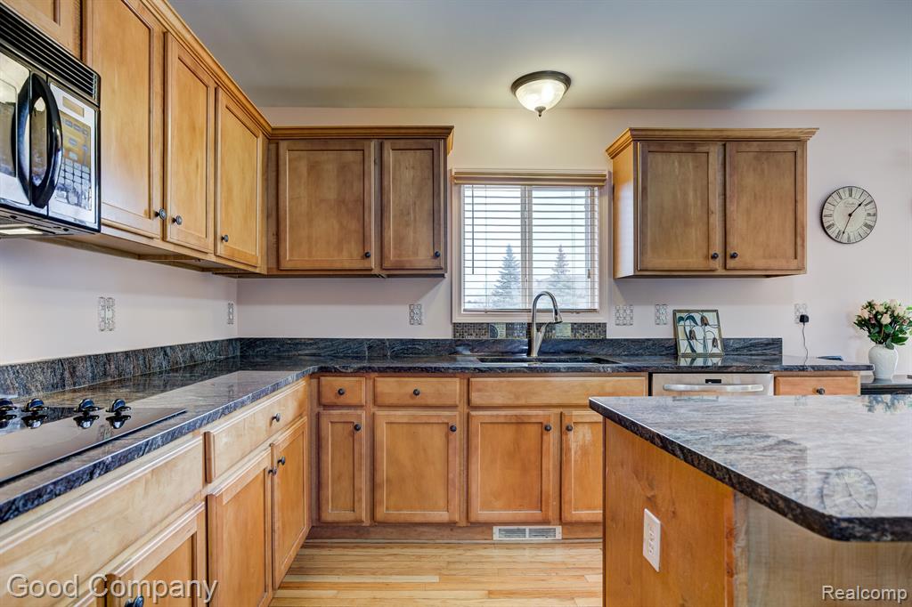 755 OAK POINT Lane, Madison Heights, MI 48071 — Photo 25