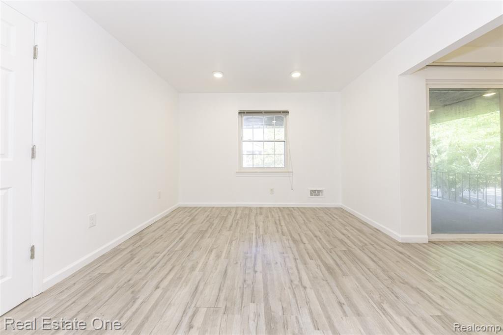 27630 W Echo Valley, 221, Farmington Hills, MI 48334 — Photo 17