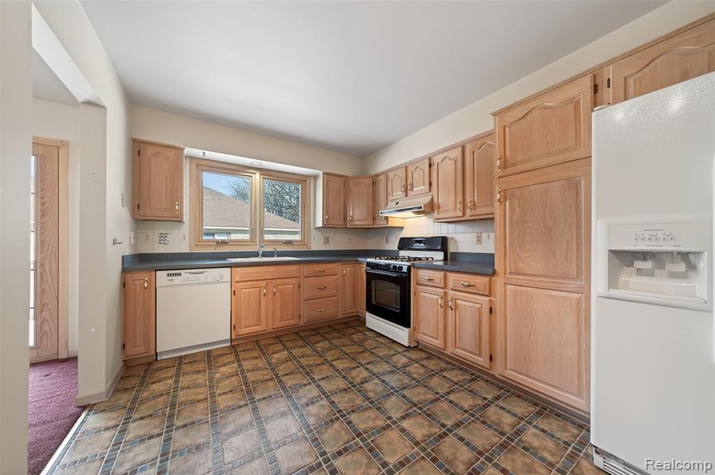 47140 Hunters Chase Drive, Macomb, MI 48042 — Photo 9