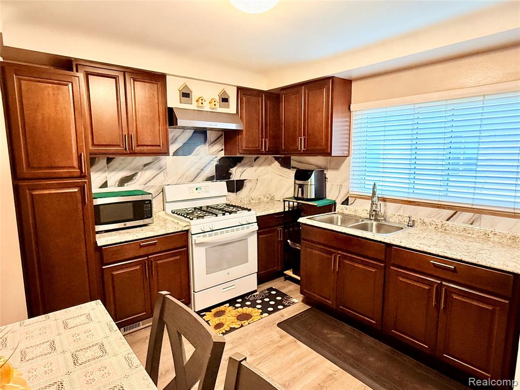 8152 Potomac, Center Line, MI 48015 — Photo 18