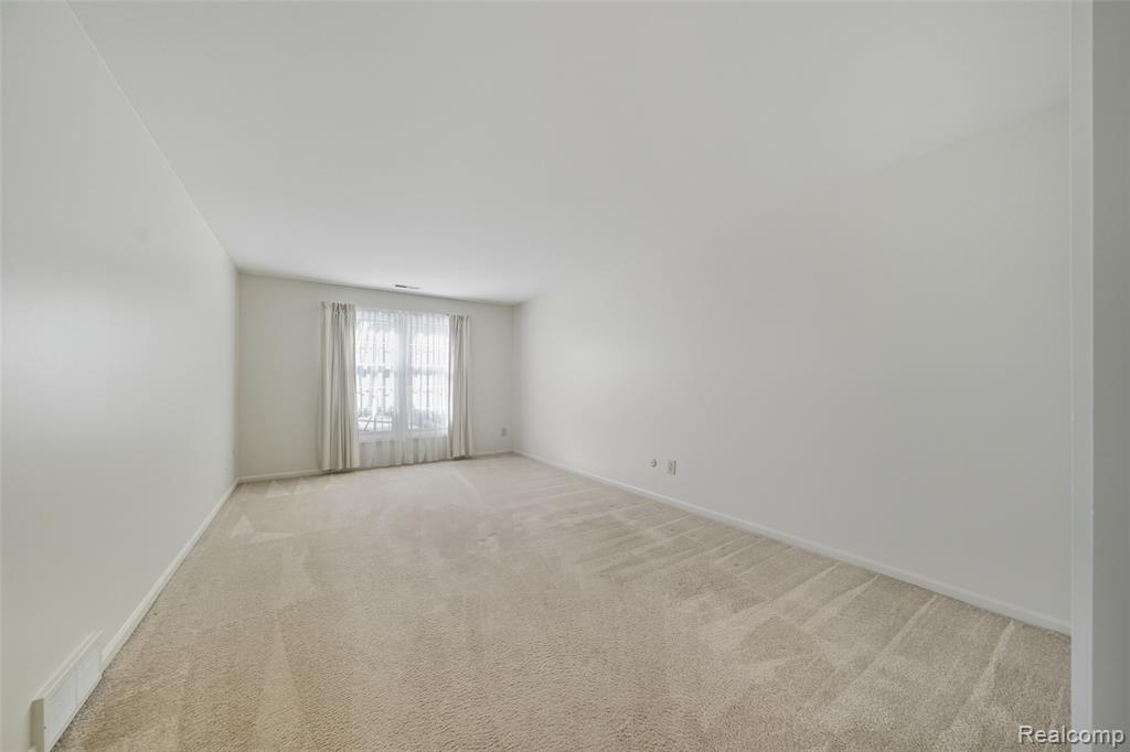 19710 W 13 Mile Road, 108, Beverly Hills, MI 48025 — Photo 23