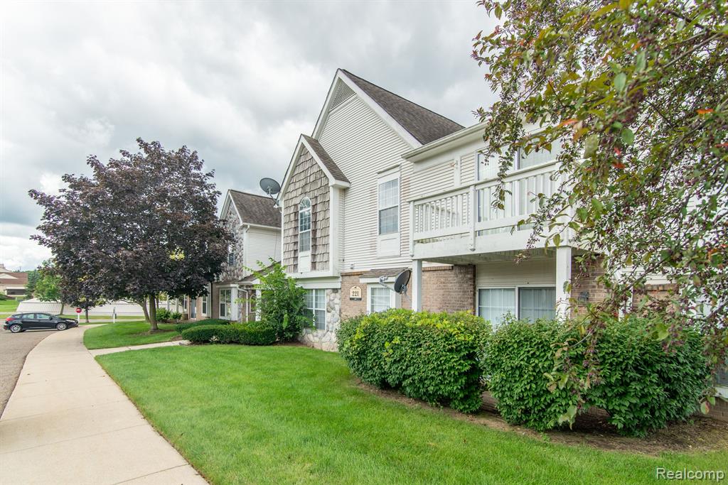 221 OAKBROOKE Drive, 5, South Lyon, MI 48178 — Photo 4