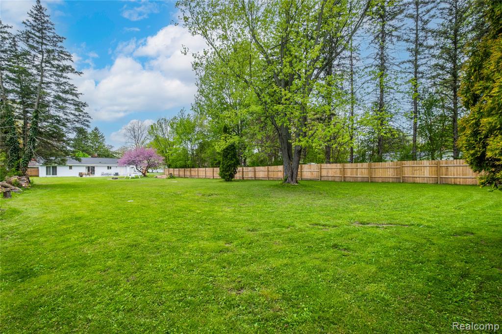 3585 Creekwood Drive, Saginaw, MI 48601 — Photo 22