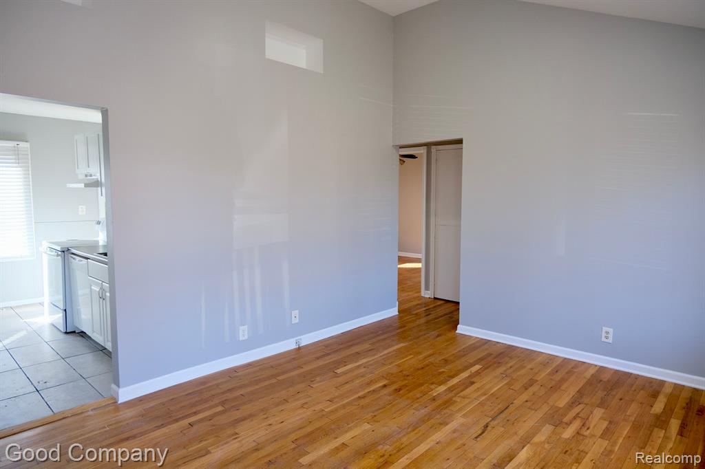 646 E DALLAS Avenue, Madison Heights, MI 48071 — Photo 4