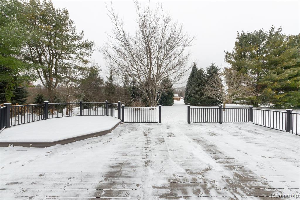8484 SADDLEWOOD Drive, Brighton, MI 48116 — Photo 37