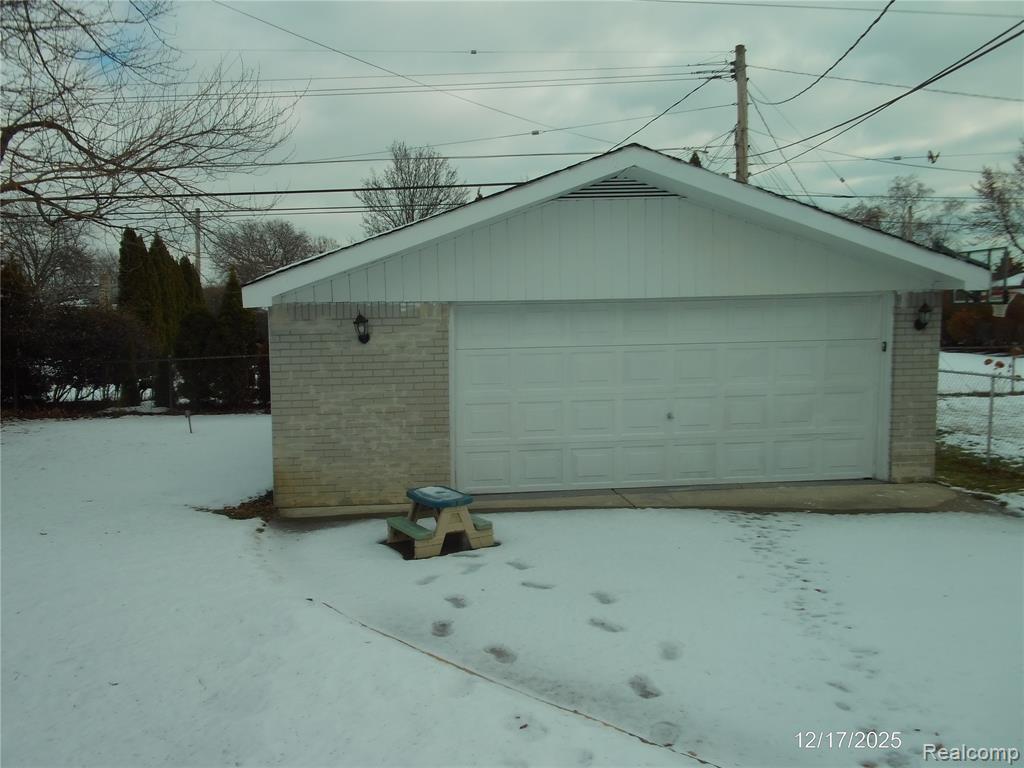 Spare room with dark wood-style floors and a ceiling fan