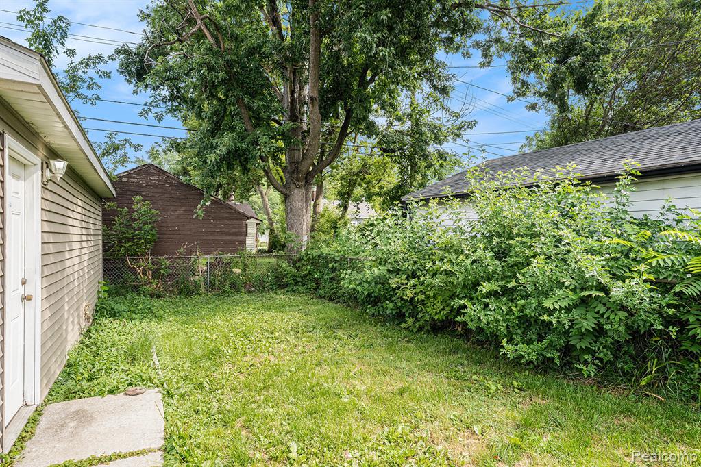 940 Mace Avenue, Madison Heights, MI 48071 — Photo 21