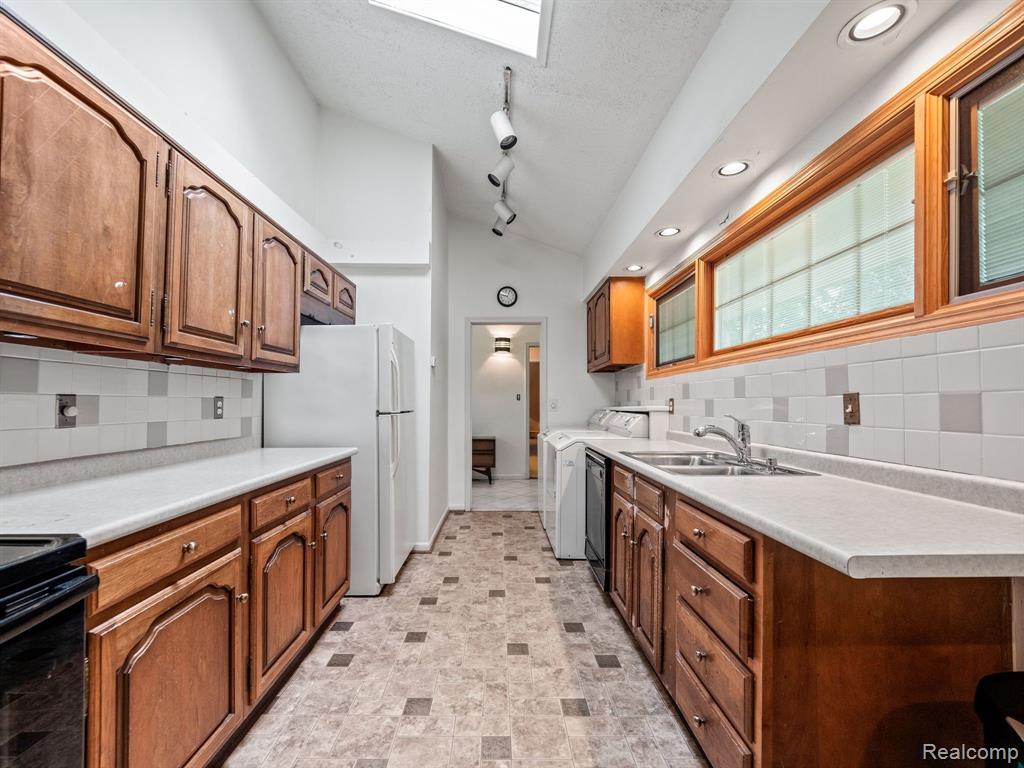4550 W MAPLE Road, Bloomfield Hills, MI 48301 — Photo 11