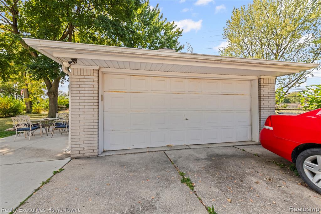 29667 Newport Drive, Warren, MI 48088 — Photo 35
