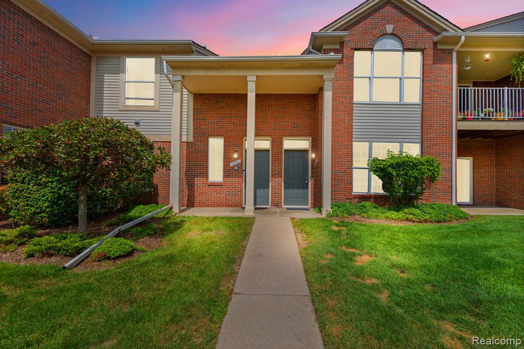 1924 FLAGSTONE Circle, Rochester, MI 48307 — front exterior
