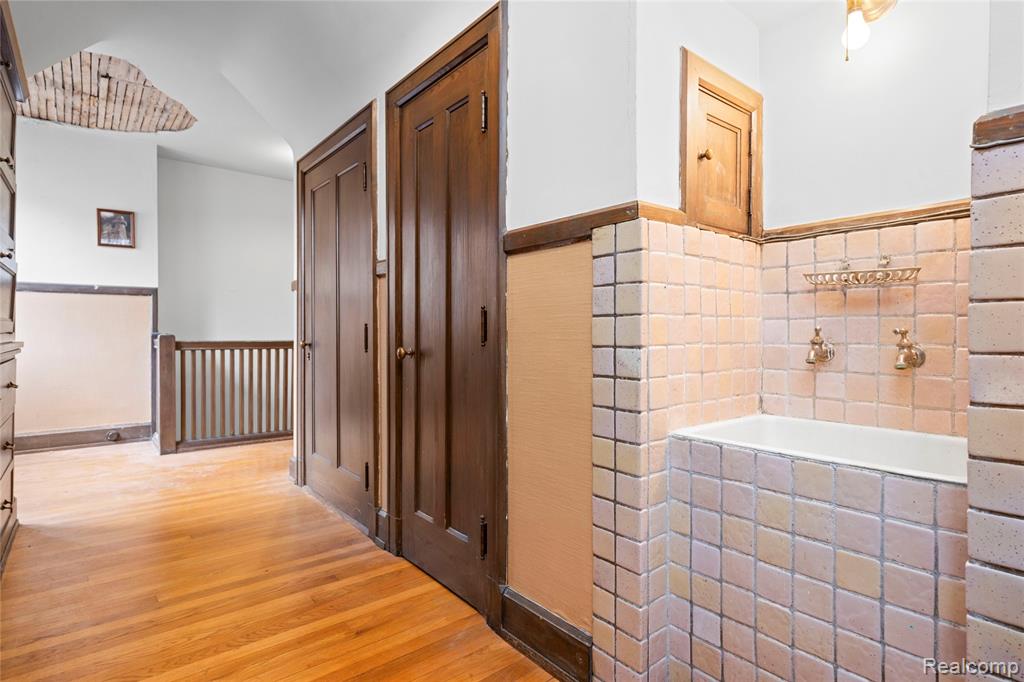 2475 Iroquois Street, Detroit, MI 48214 — Photo 68