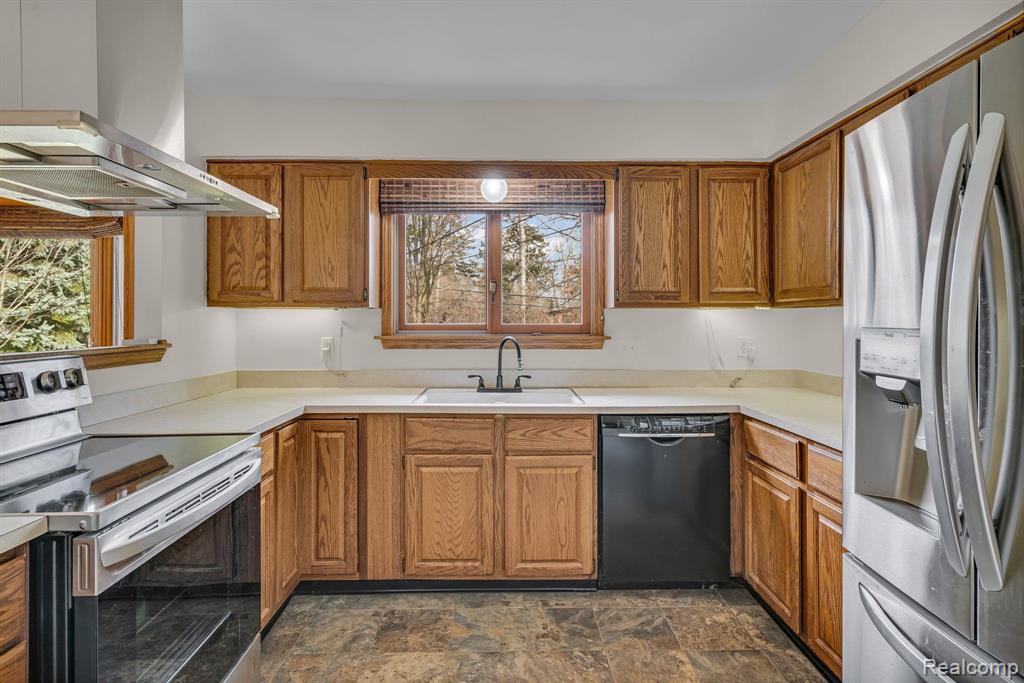 6084 HERBMOOR Street, Troy, MI 48098 — Photo 12