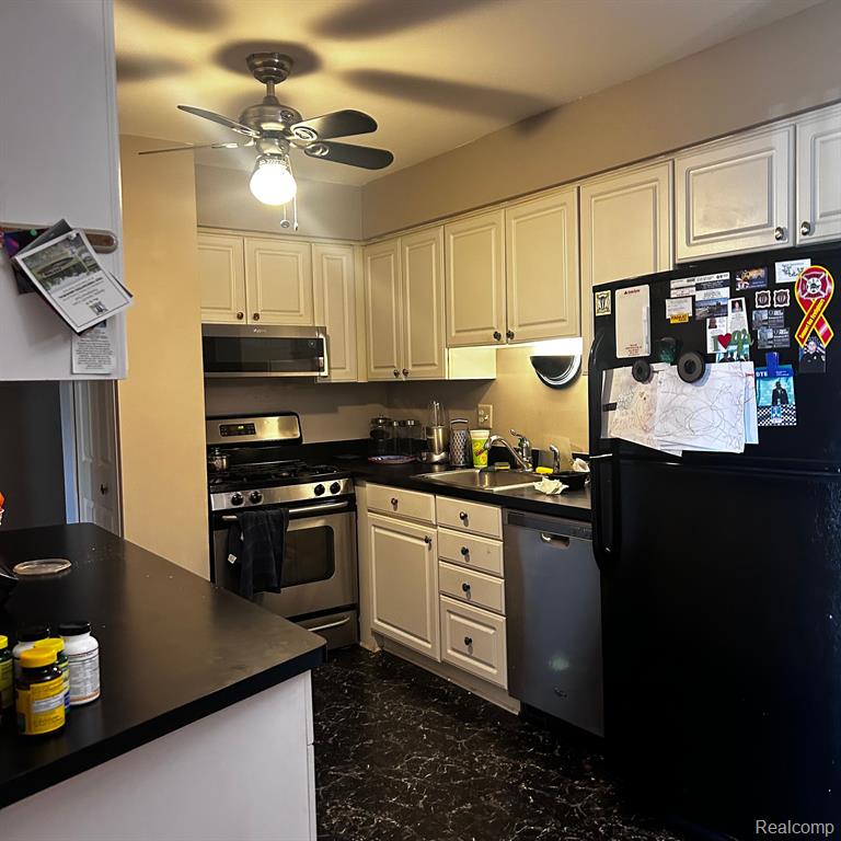 8514 HAMPSHIRE Drive, Sterling Heights, MI 48313 — Photo 15