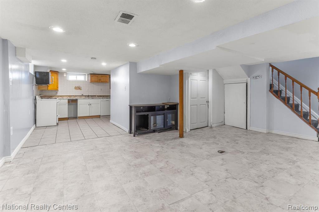 4242 LAPHAM Street, Dearborn, MI 48126 — Photo 37