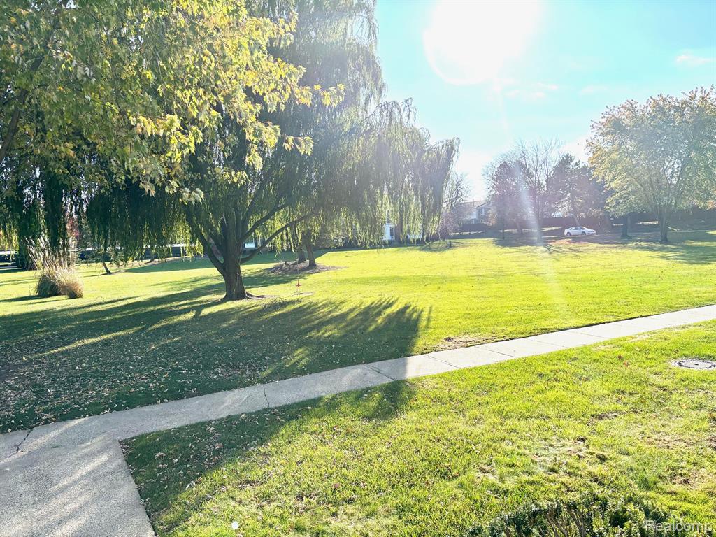 674 E FOX HILLS Drive, Bloomfield Hills, MI 48304 — Photo 2