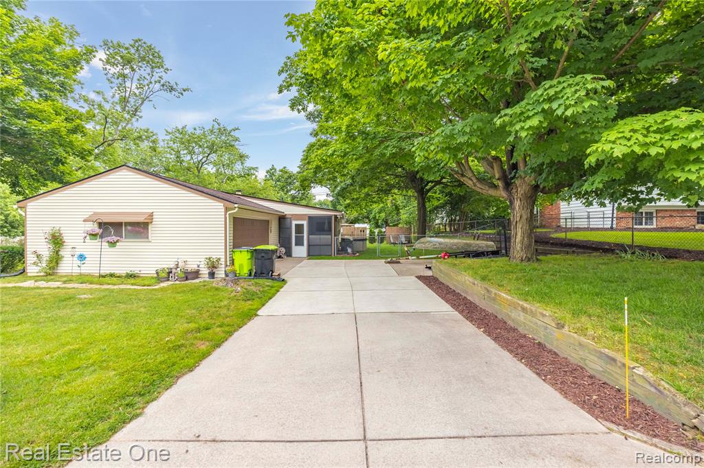 7241 Richardson Road, West Bloomfield, MI 48323 — Photo 32