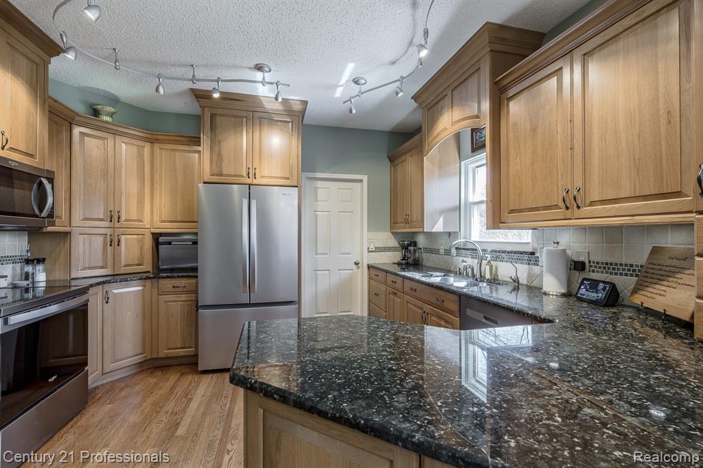 5492 E Alyssa Court, White Lake, MI 48383 — Photo 23