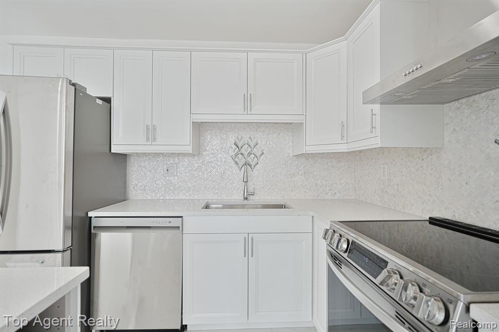 4905 CROOKS Road, B10, Royal Oak, MI 48073 — Photo 4