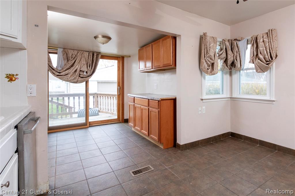 7077 Deering Street, Garden City, MI — Photo 8