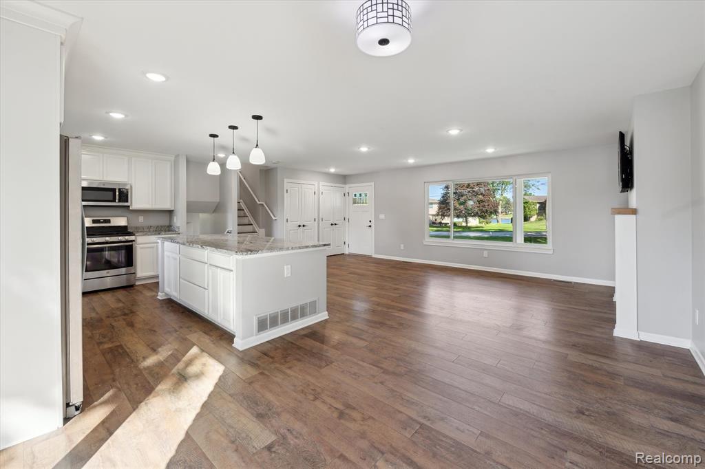 5100 Surfwood Drive, Commerce Twp, MI 48382 — Photo 11