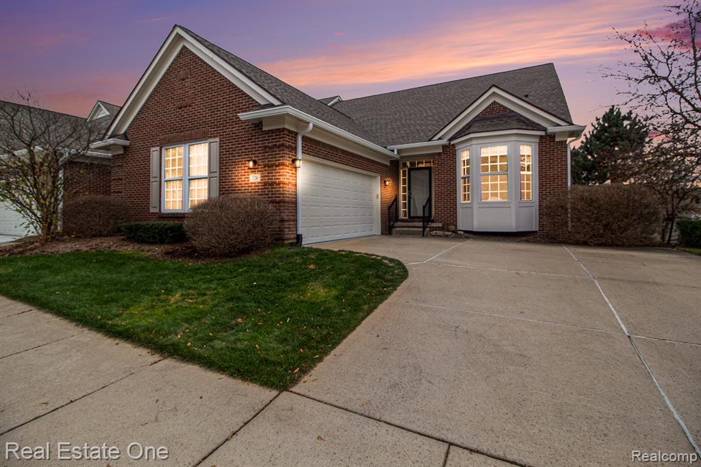 724 Knolls Landing Drive, 18, Milford, MI 48381 — Photo 2