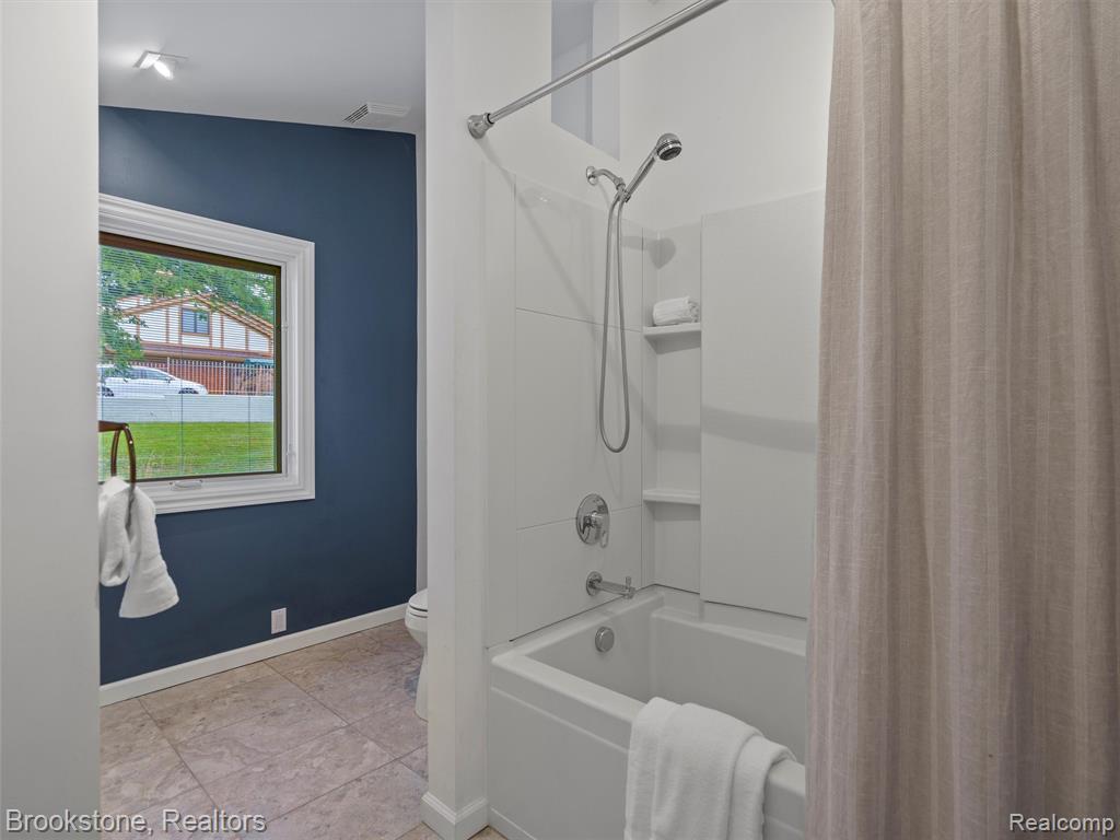 4820 Valley Vista Lane, Troy, MI 48098 — Photo 36