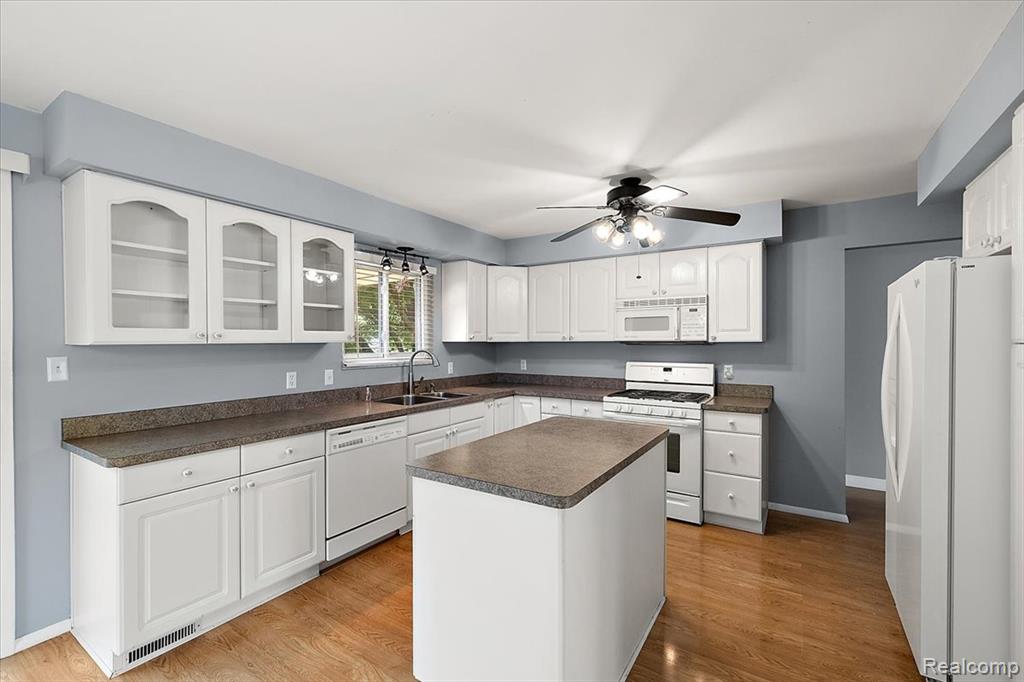 2947 SUN TERRACE Drive, Hartland, MI 48353 — Photo 17