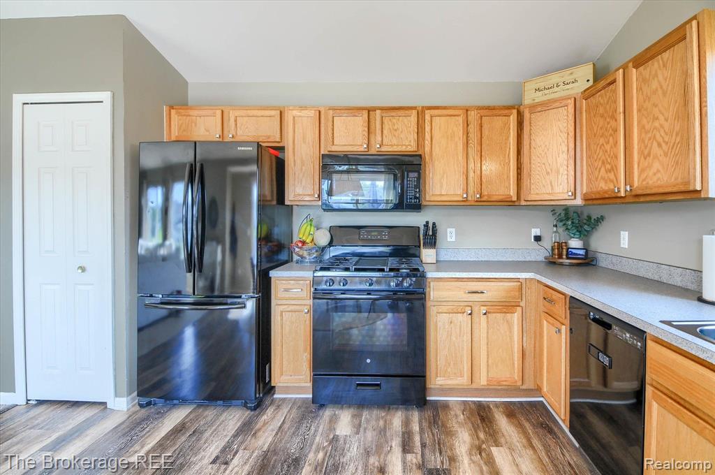 8089 PENINSULA Circle, Grand Blanc, MI 48439 — Photo 16