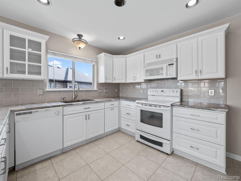 51031 HOOK Drive, Macomb, MI 48042 — Photo 24