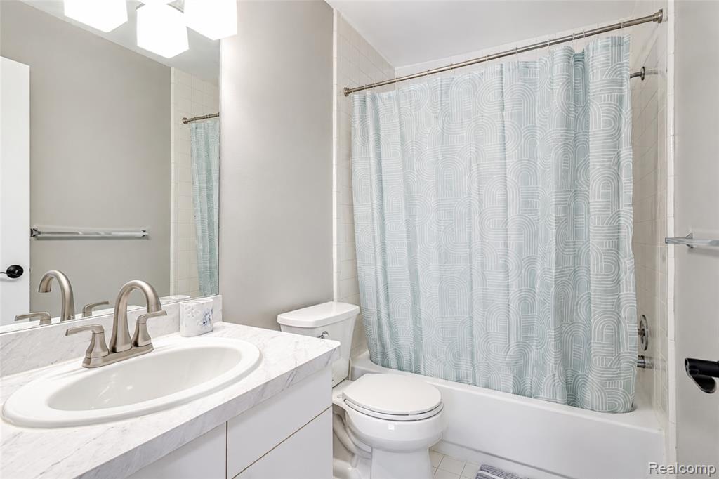 37520 Amber Drive, Farmington Hills, MI 48331 — Photo 38