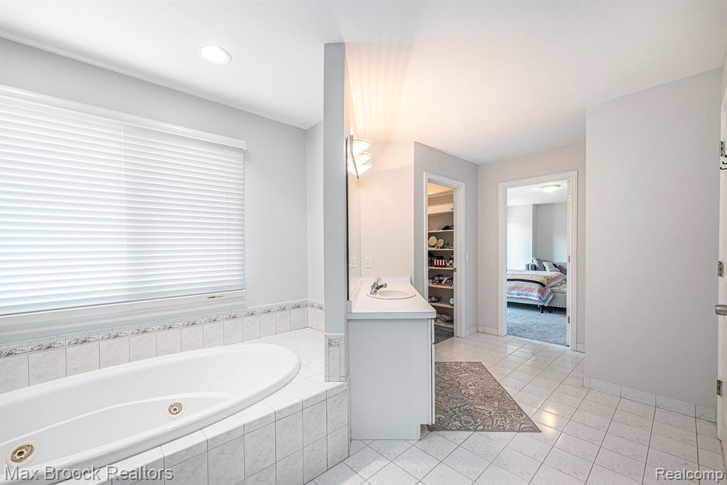 6011 MAPLE FOREST, West Bloomfield, MI — Photo 19