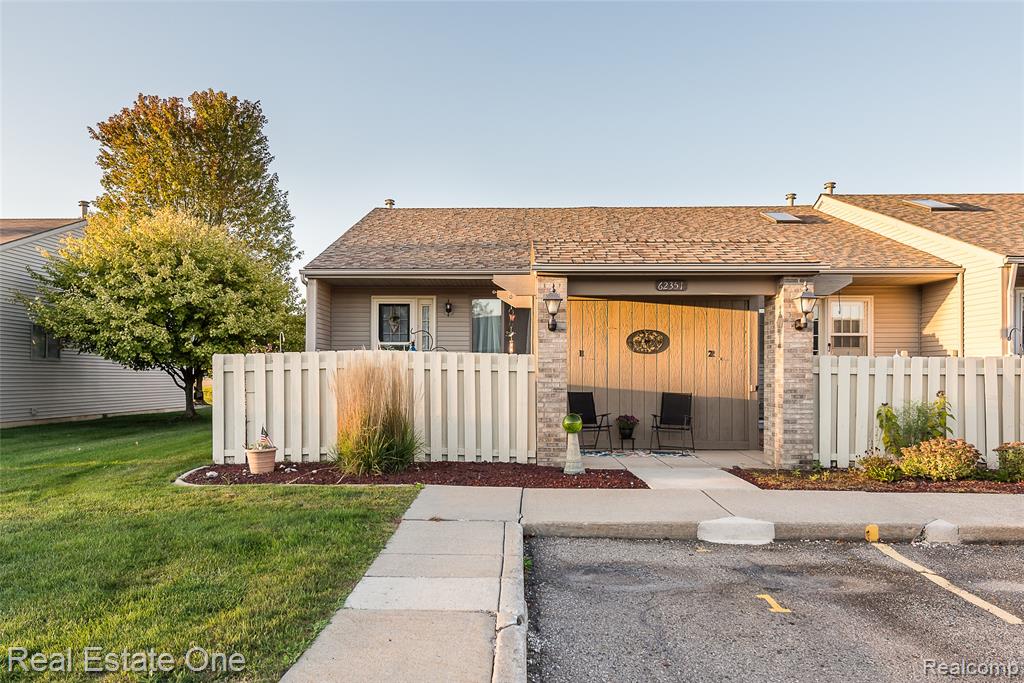62351 ARLINGTON Circle, 1, South Lyon, MI 48178 — Photo 2