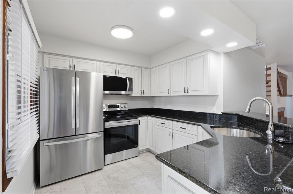 396 W Ann Arbor Trail, Plymouth, MI 48170 — Photo 6