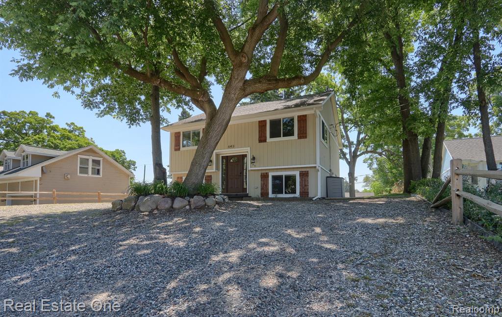 643 DETROIT Avenue, Lake Orion, MI 48362 — front exterior