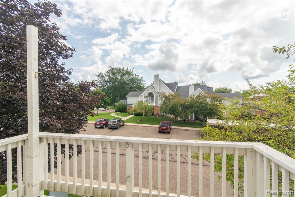 221 OAKBROOKE Drive, 5, South Lyon, MI 48178 — Photo 20