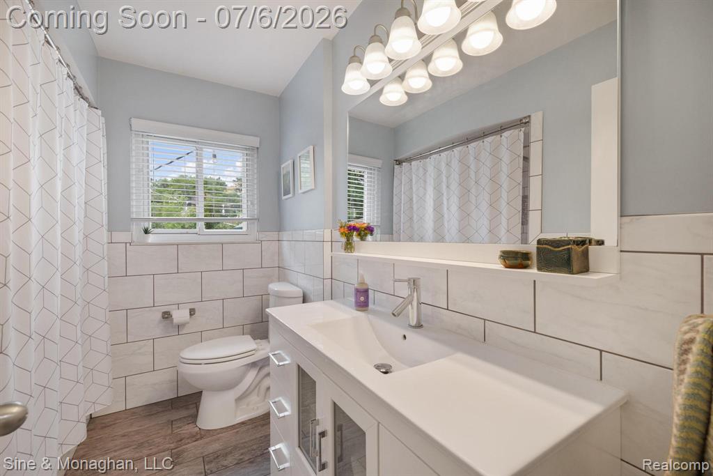 977 ROSLYN Road, Grosse Pointe Woods, MI 48236 — Photo 17