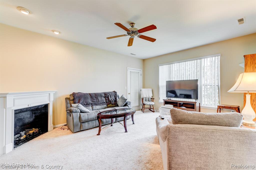 28104 CHESAPEAKE Circle, 334, Walled Lake, MI 48390 — Photo 4