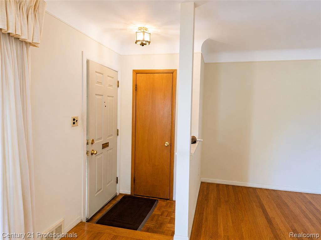 8563 Centralia Street, Dearborn Heights, MI 48127 — Photo 2