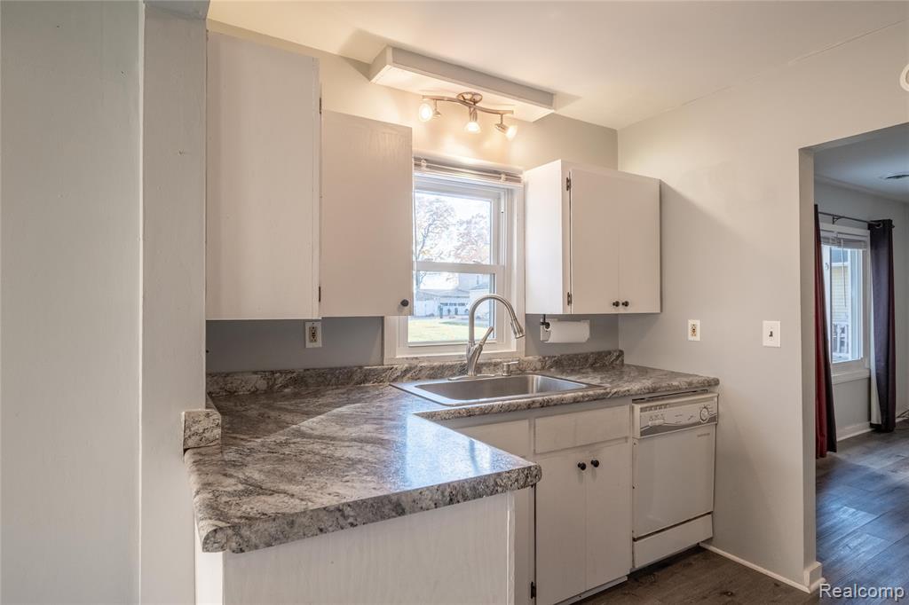 8370 Arlis Street, Commerce Twp, MI 48382 — Photo 10