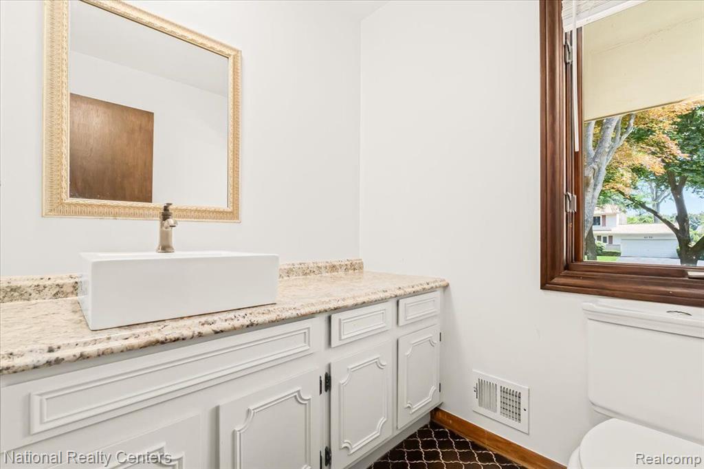 4258 WESTOVER Drive, West Bloomfield, MI 48323 — Photo 34