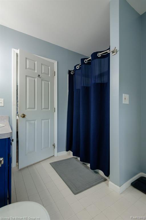 5861 MEADOWGREENE Drive, Waterford, MI 48327 — Photo 28