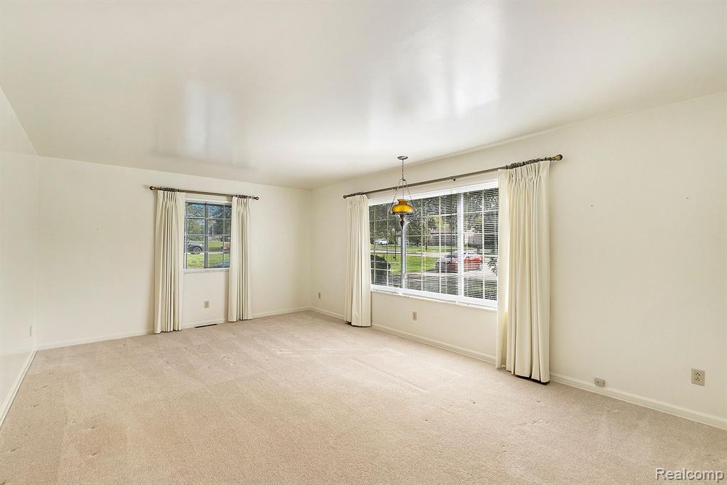 4046 S ELMS Road, Swartz Creek, MI 48473 — Photo 2