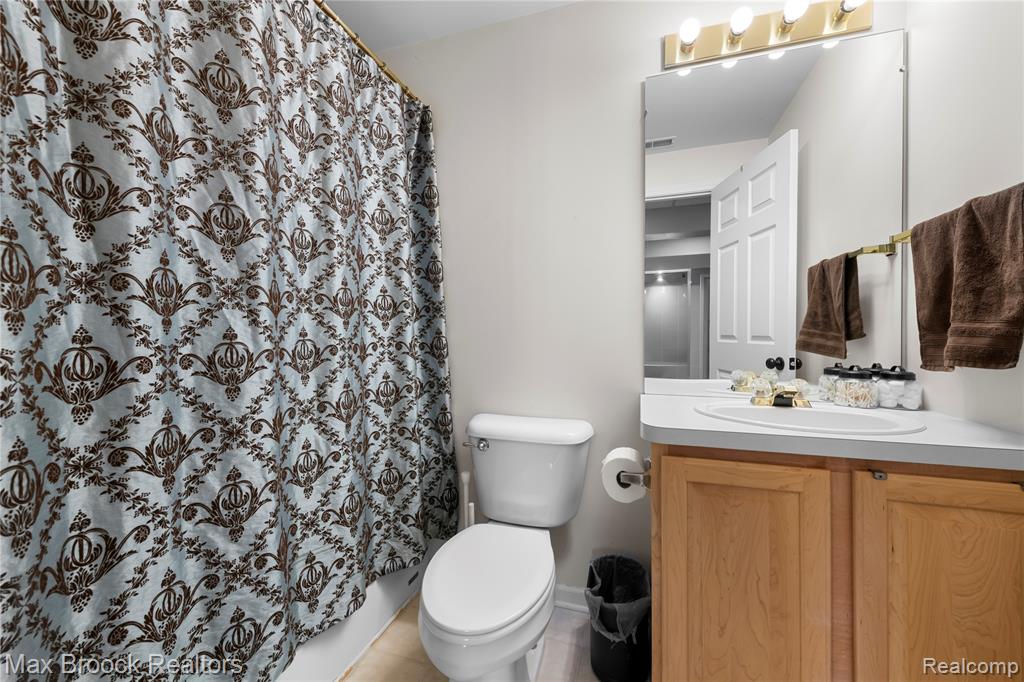 9894 High Meadow Drive, Ypsilanti, MI 48198 — Photo 35