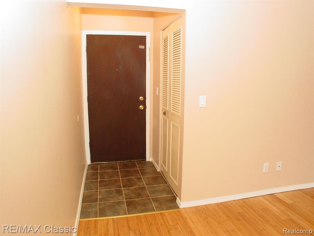 7572 WOODVIEW ST, 1, Westland, MI — Photo 2