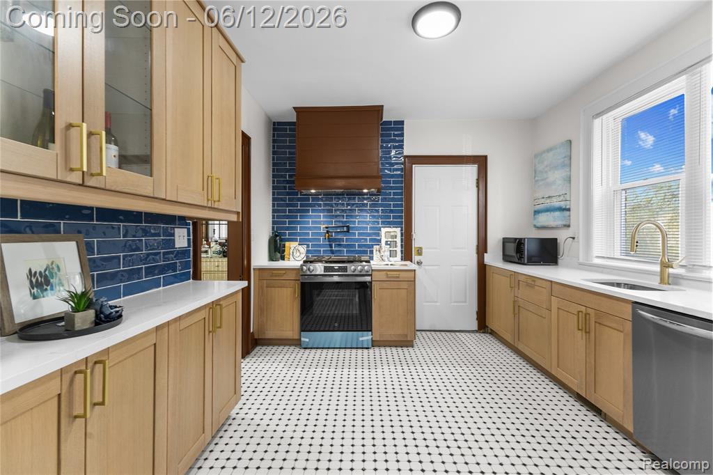 1066 E Grand Boulevard - Photo 5
