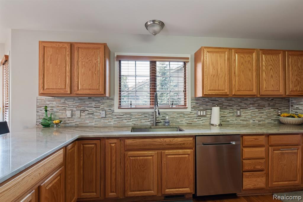 6197 MOUNTAIN LAUREL Drive, Brighton, MI 48116 — Photo 7